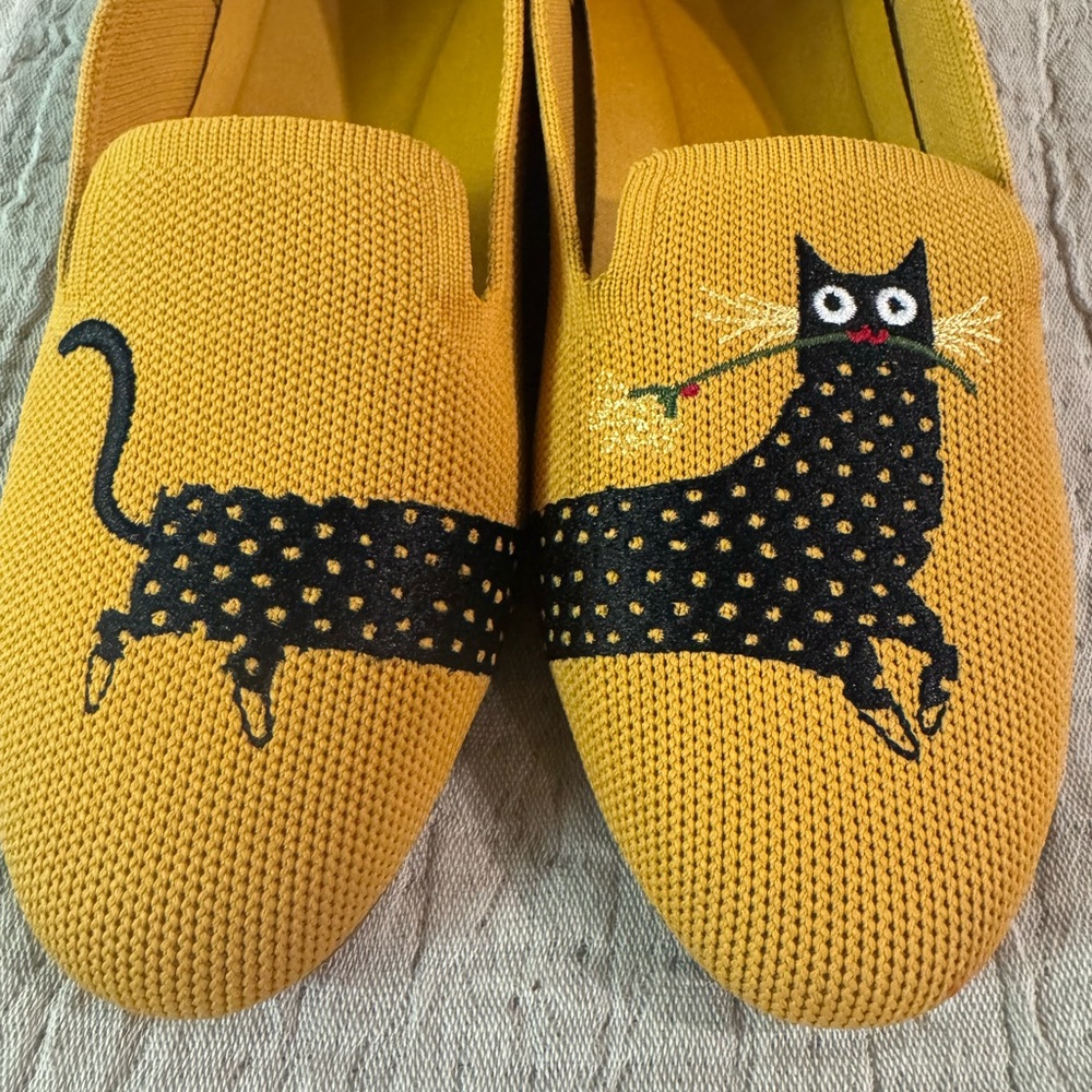 Vivaia Yellow Cat Embroidered Round Toe Loafers